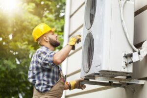 Homem fazendo manutenção em ar condicionado