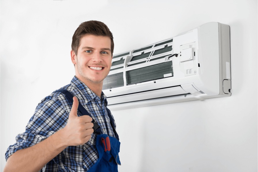 Homem sorrindo e fazendo sinal de jóia com a mão